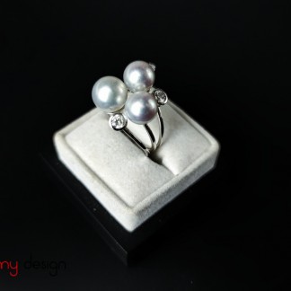 White gold ring attached with Akoya sea pearls and diamonds